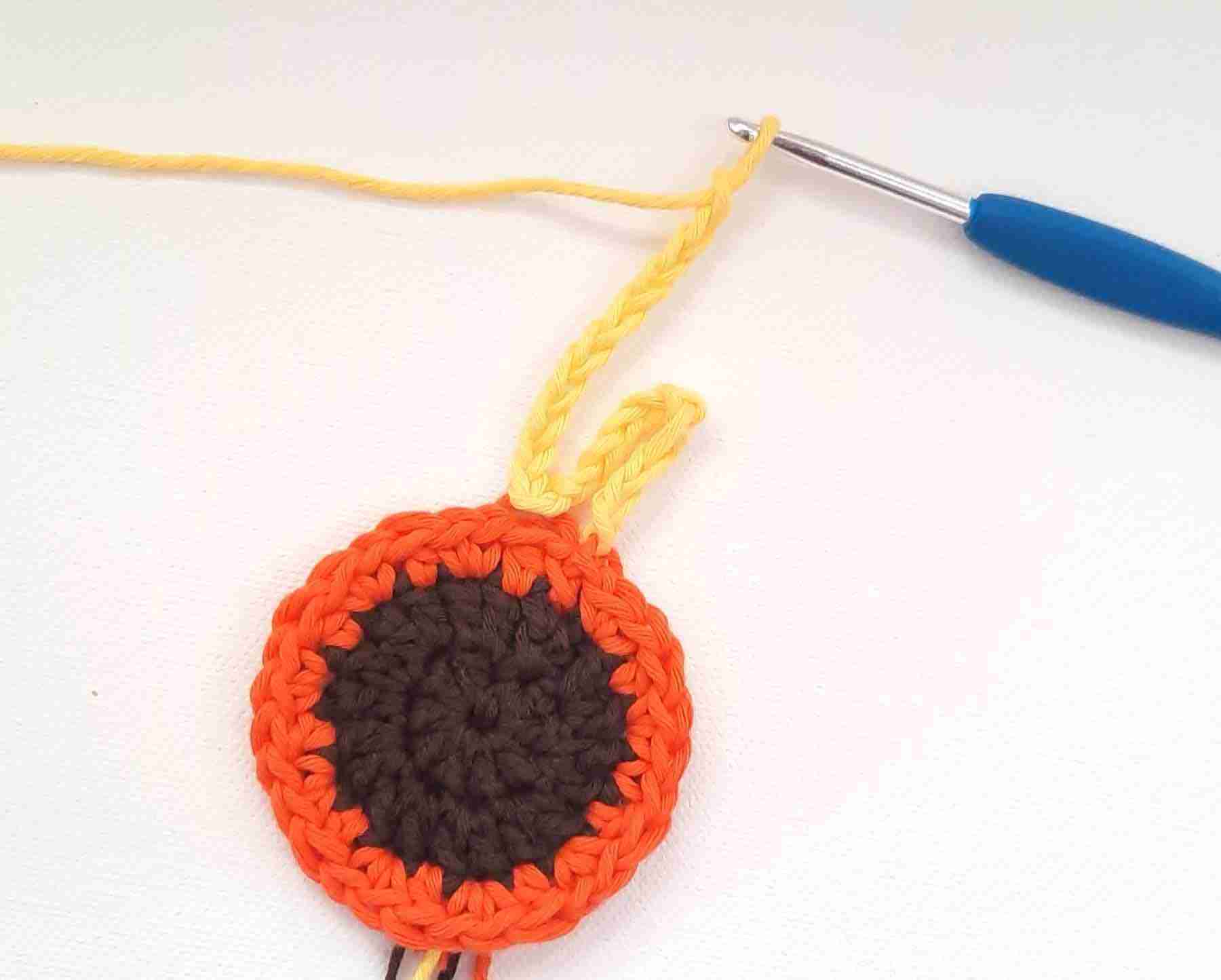 Sunflower crochet pattern Free - how to crochet petals
