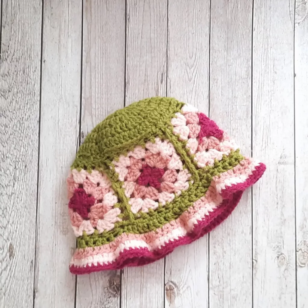 Trendy Grannies & Stripes Bucket Hat Crochet Pattern  display picture 2
