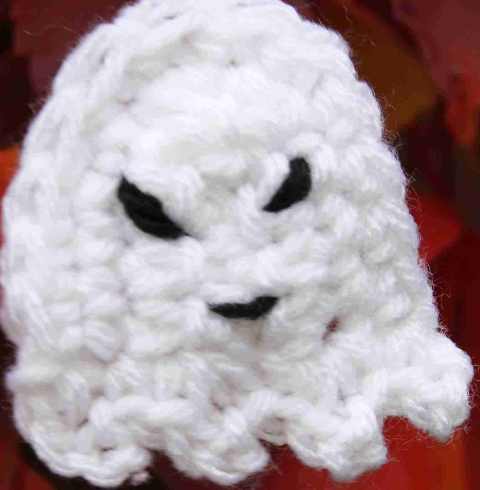 Hanging Ghost crochet pattern - Pine Tree Crochet