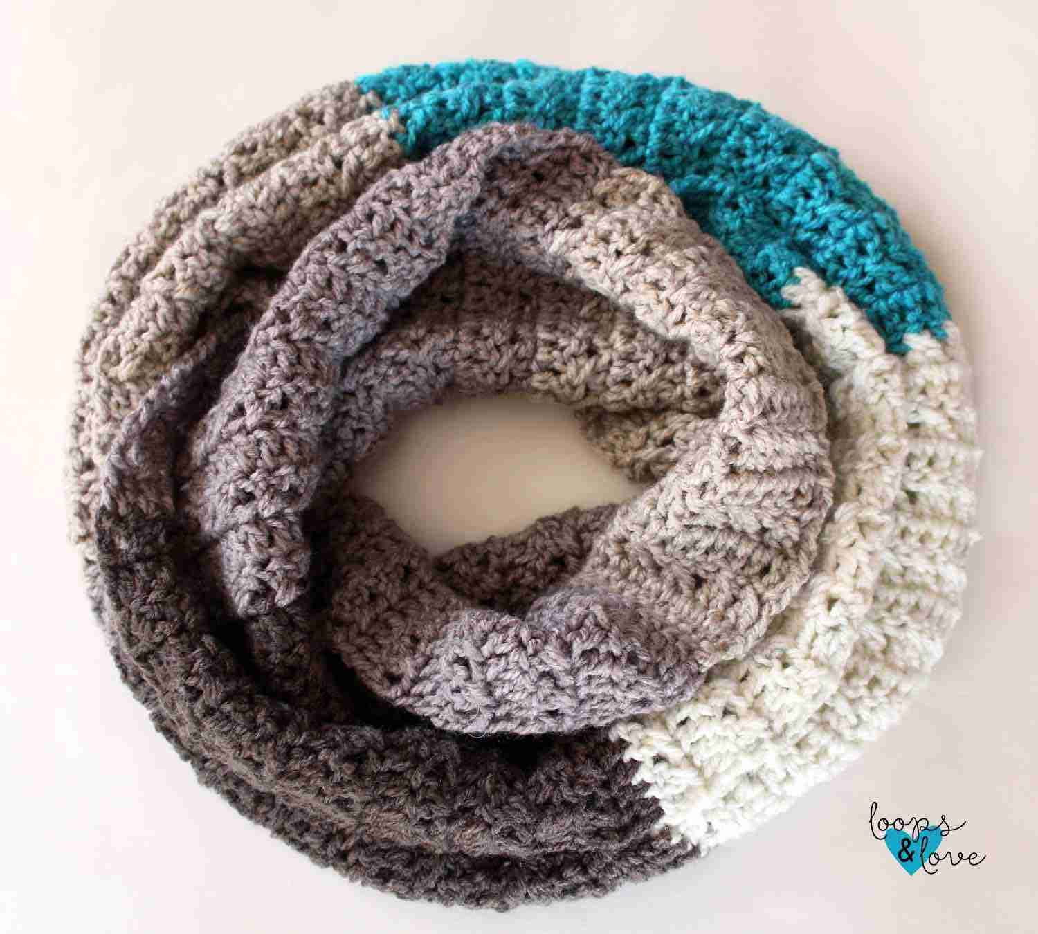 free crochet pattern Criss Cross Stitch Infinity Scarf 2 - Loops and Love Crochet