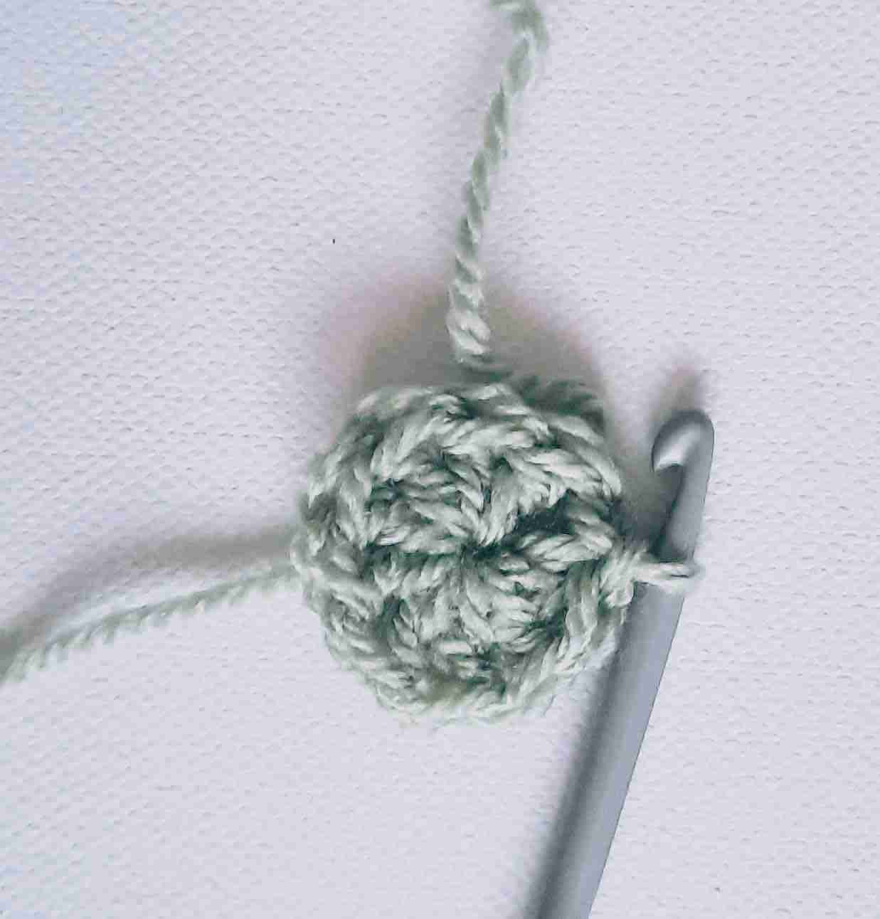 Christmas Bauble Crochet Pattern Photo Tutorial 1