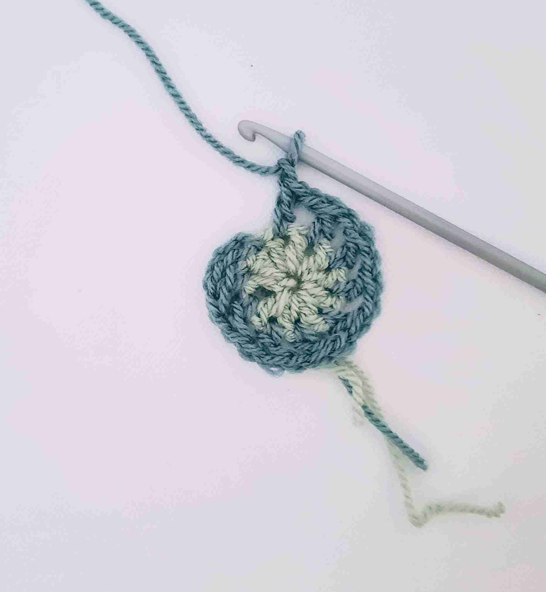 Christmas Bauble Crochet Pattern Photo Tutorial 4