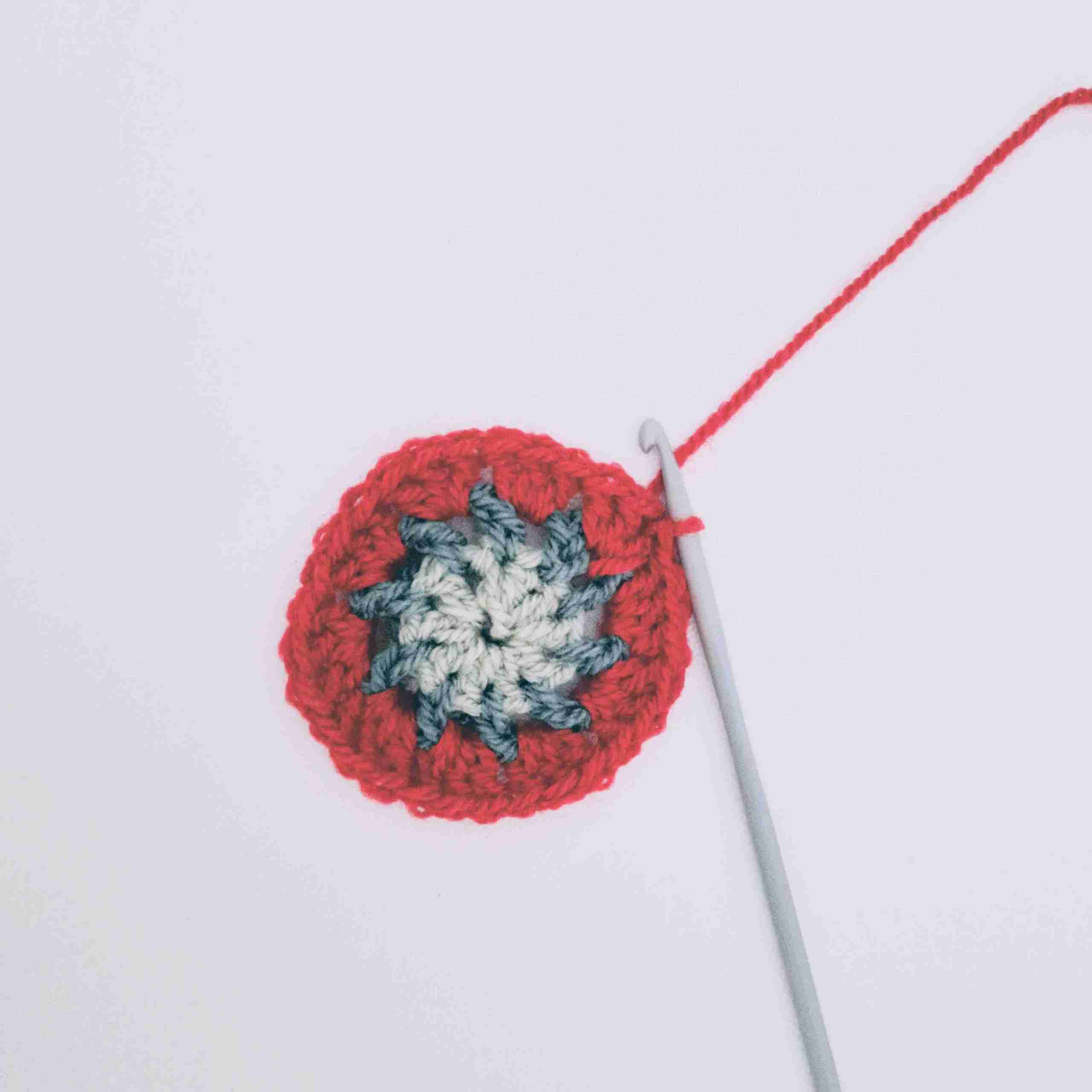Christmas Bauble Crochet Pattern Photo Tutorial 7
