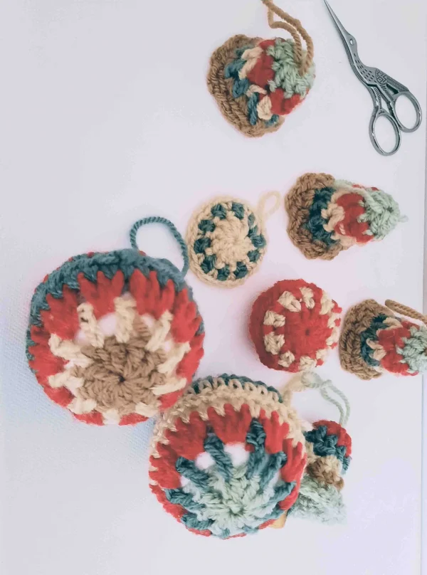 Christmas-Baubles-bells-Crochet-Pattern
