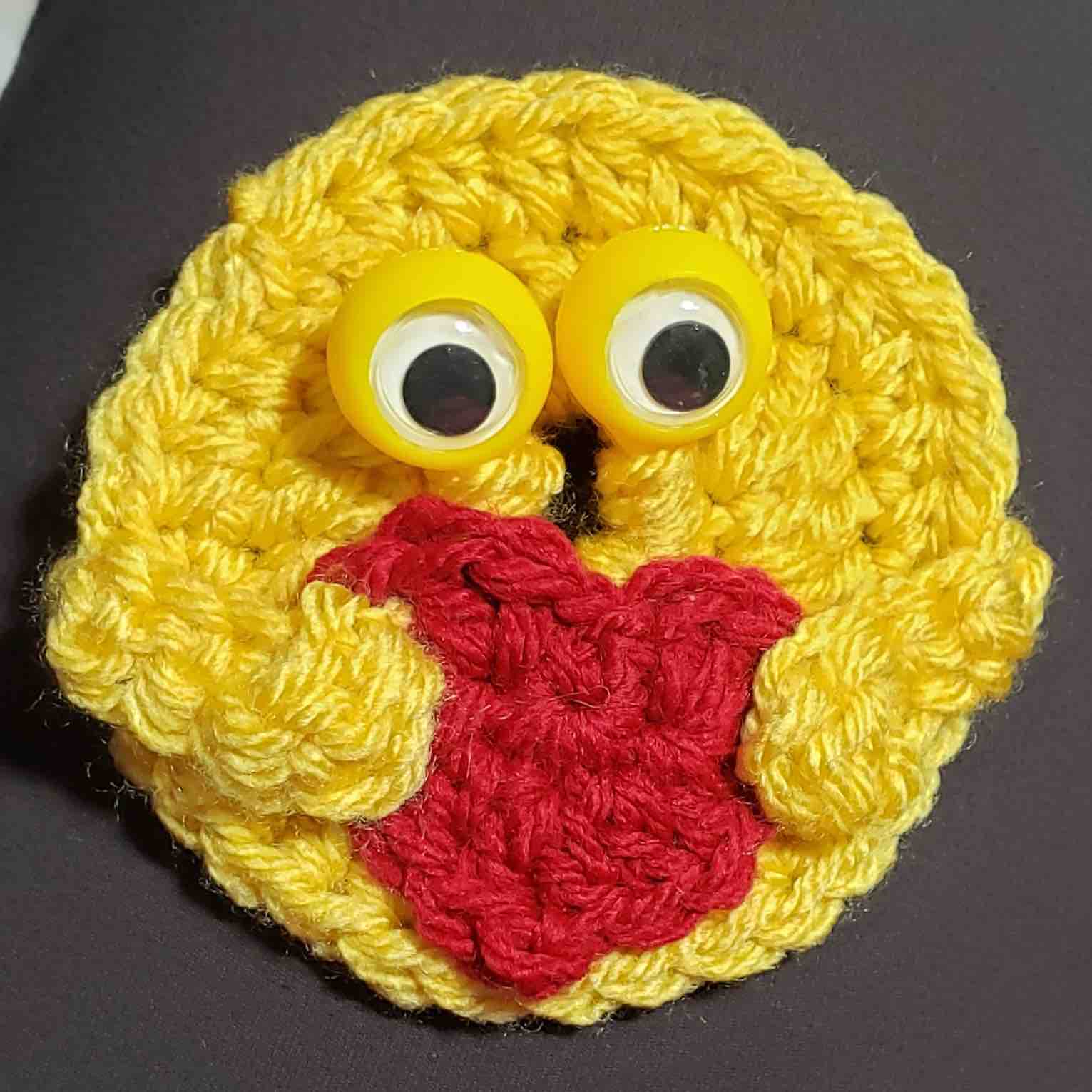 pocket-hug-finger-puppet-googly-eyes-crochet-pattern