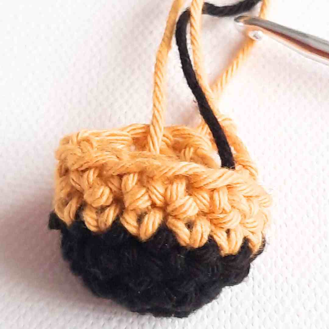 changing colours in crochet in the round