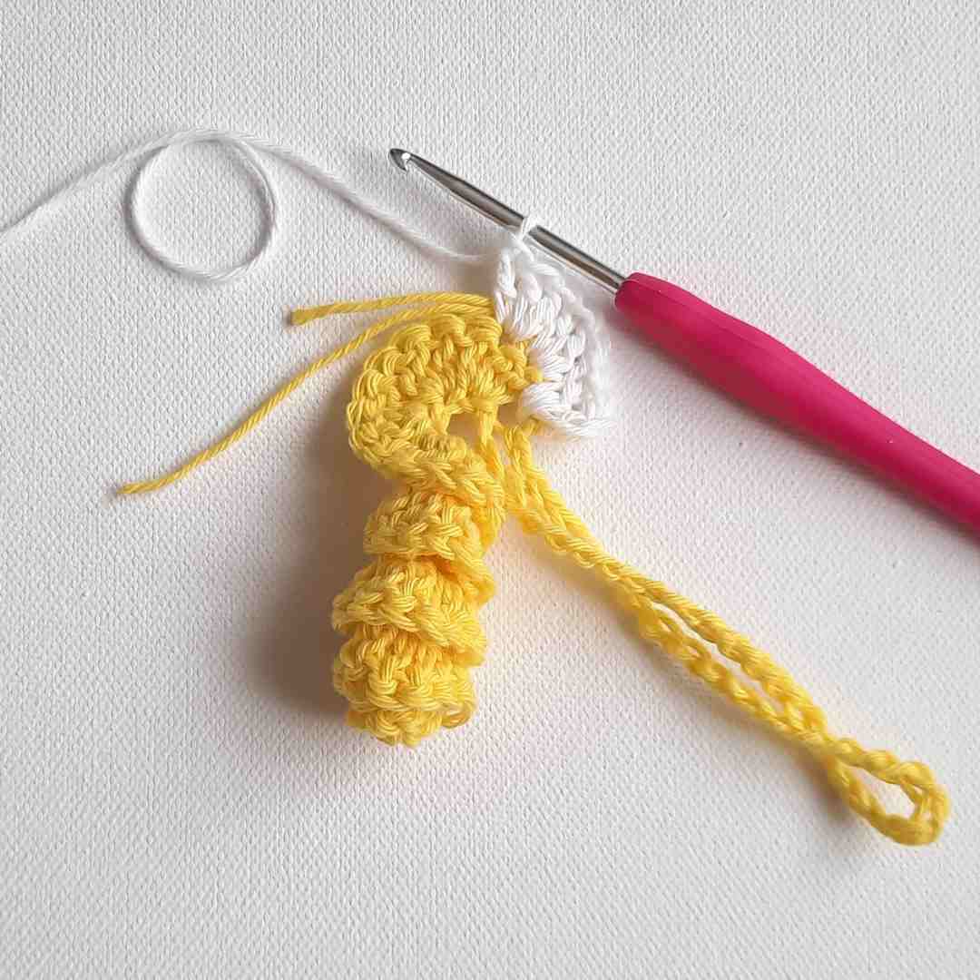 10. easy crochet daisy flower