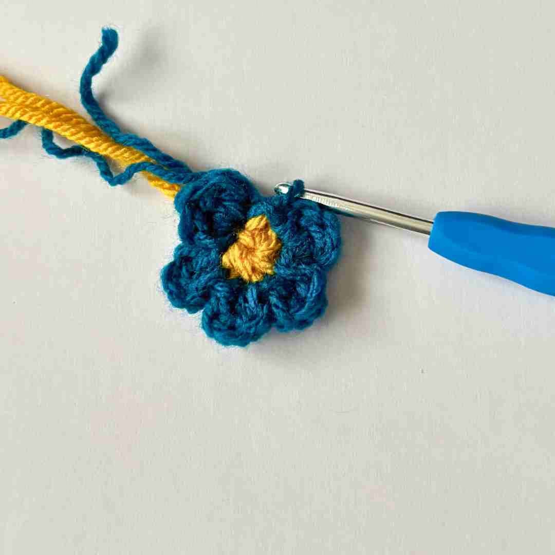 easy crochet flower pattern for beginners (8) easy crochet flower pattern for beginners (6)