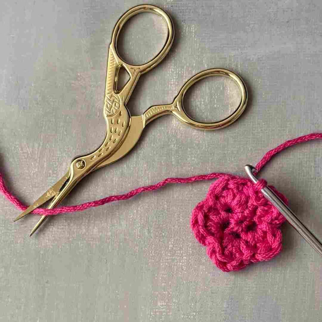 Small flower crochet applique free pattern