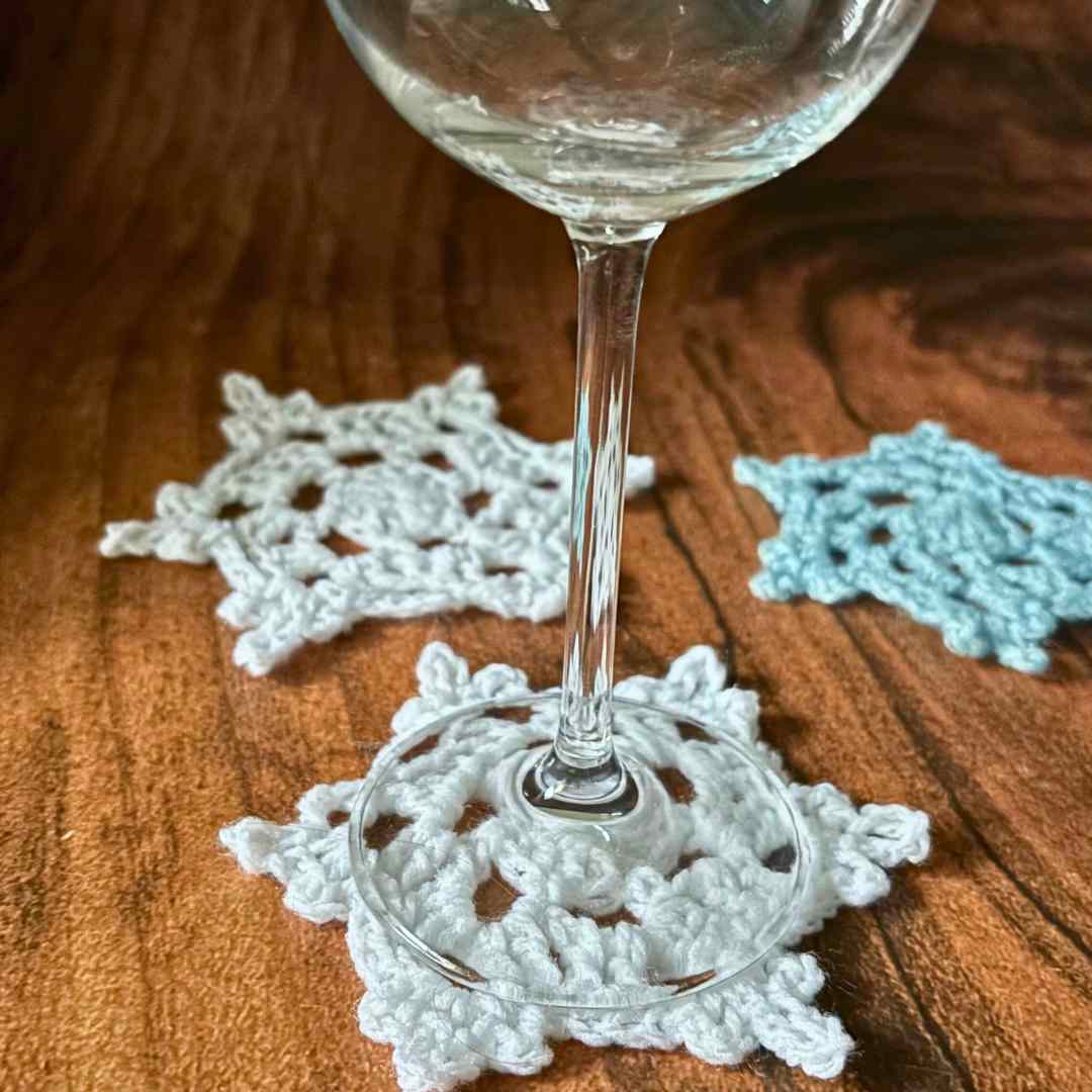 simple-Snowflake-coaster-crochet-pattern-free-for-beginners