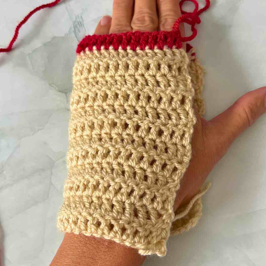 Easy Christmas Hand Warmers Crochet Pattern for Beginners 