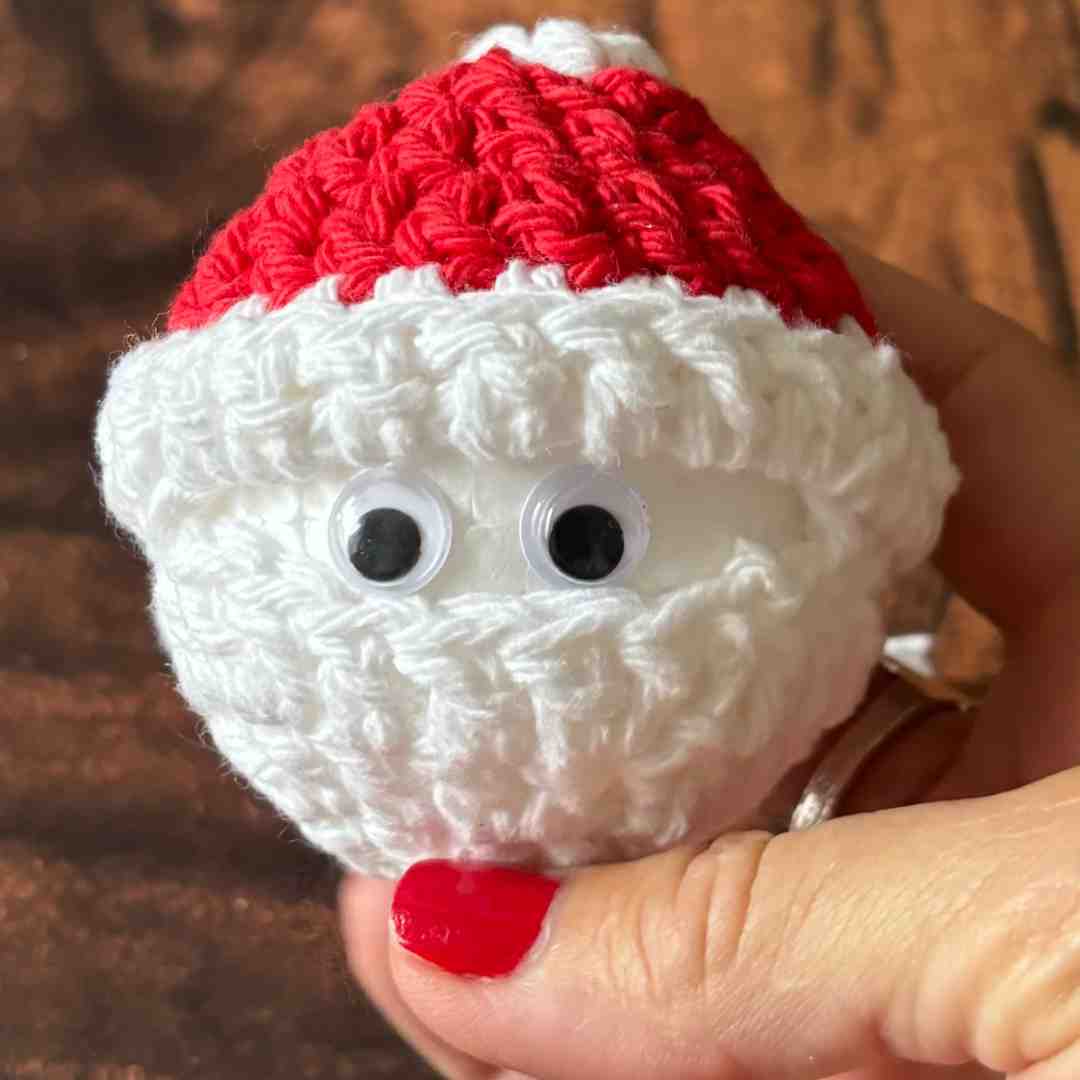 crochet-Christmas-ornament-Santa-peeking