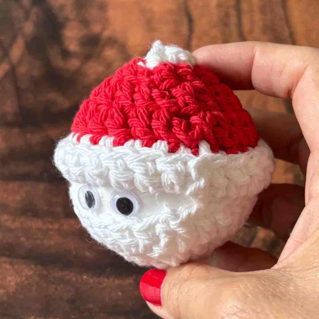 peeking Santa bauble crochet pattern