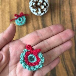 tiny wreath christmas ornament crochet pattern