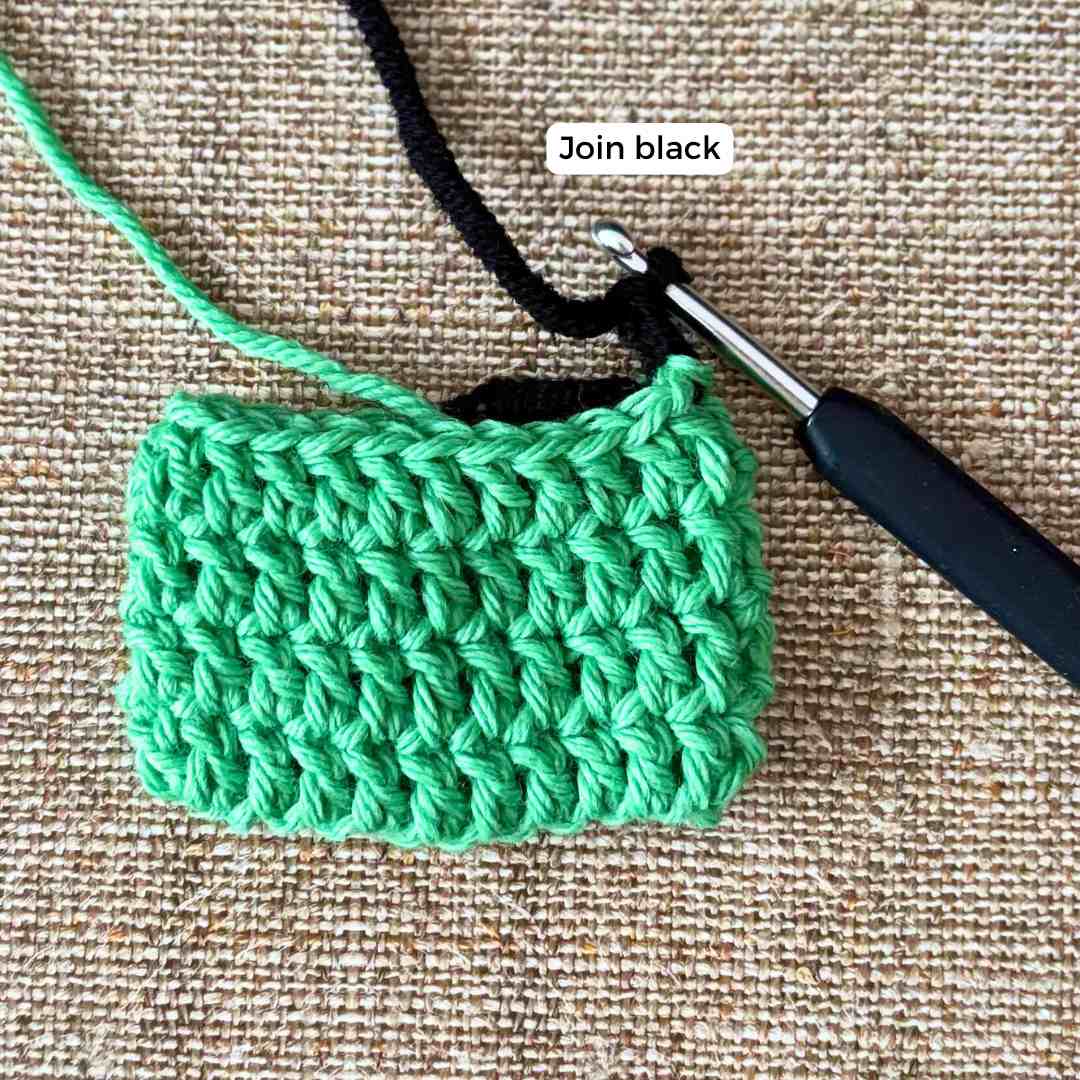8 Elf eyeglasses case crochet pattern.