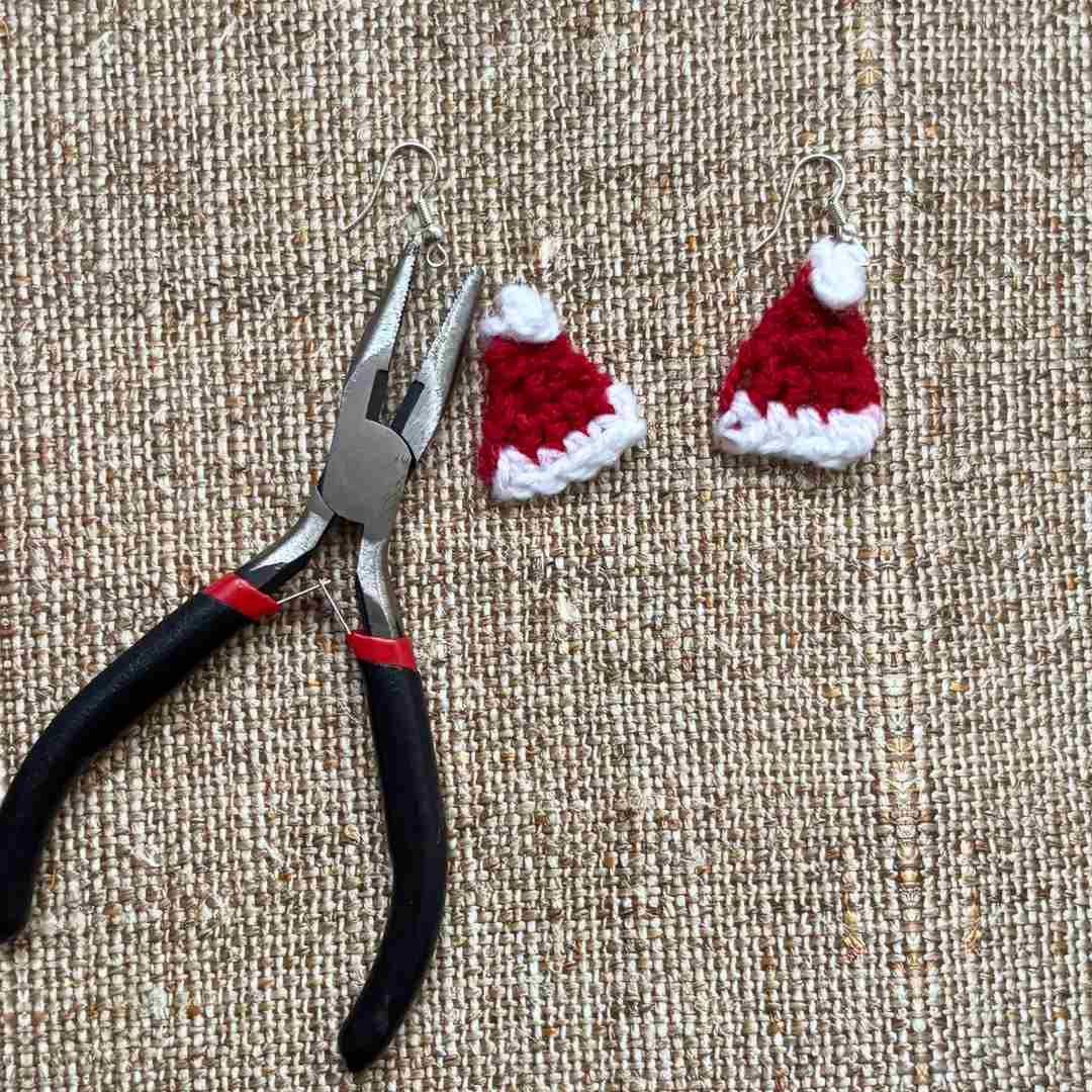 crochet santa hat earrings free pattern