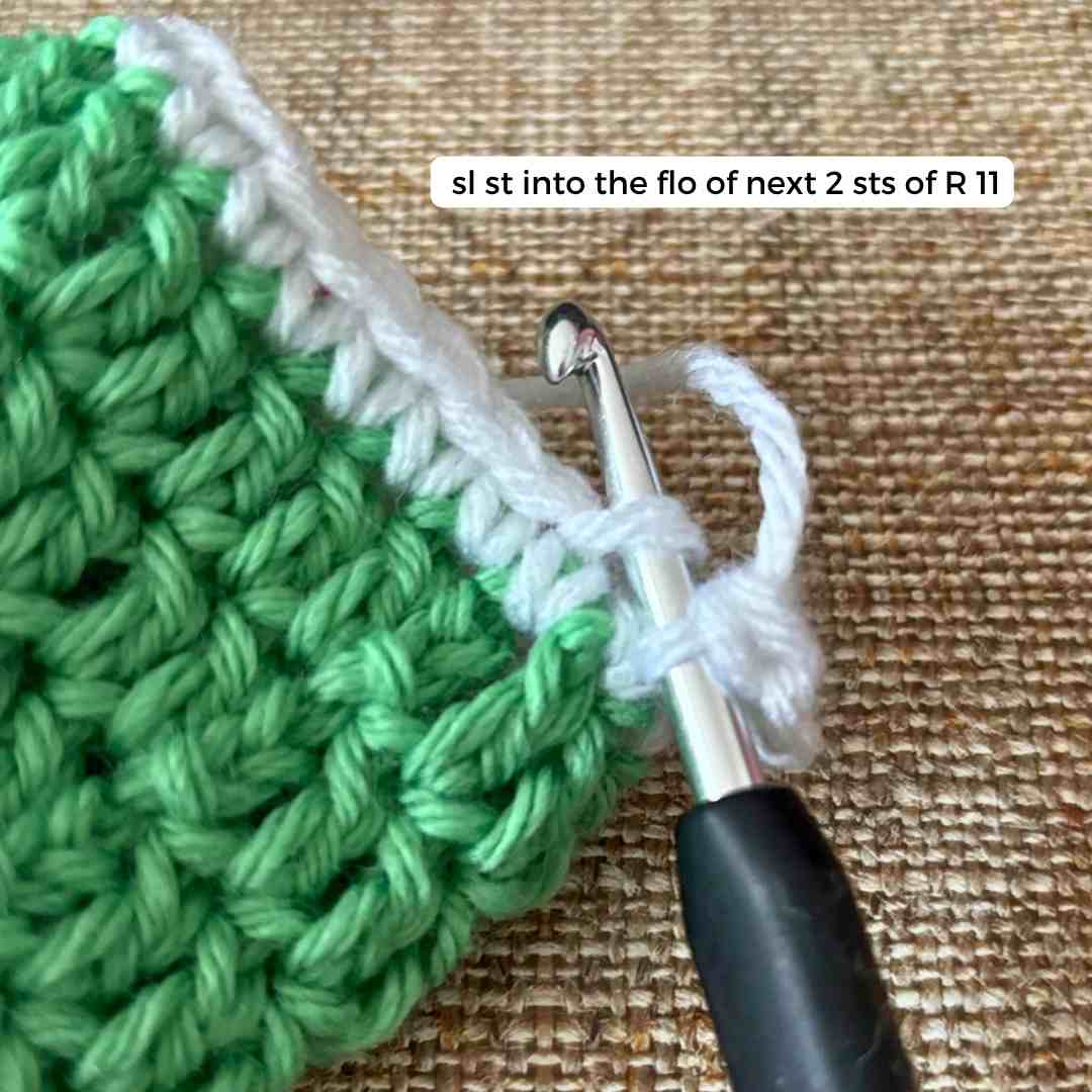 Elf eyeglasses case crochet pattern.