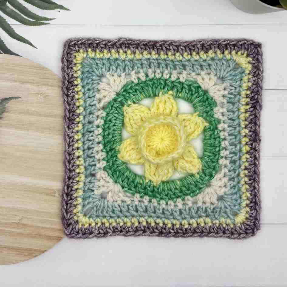 Flower Granny Square Pattern - Free Crochet Daffodil Motif by Knit Crochet Create