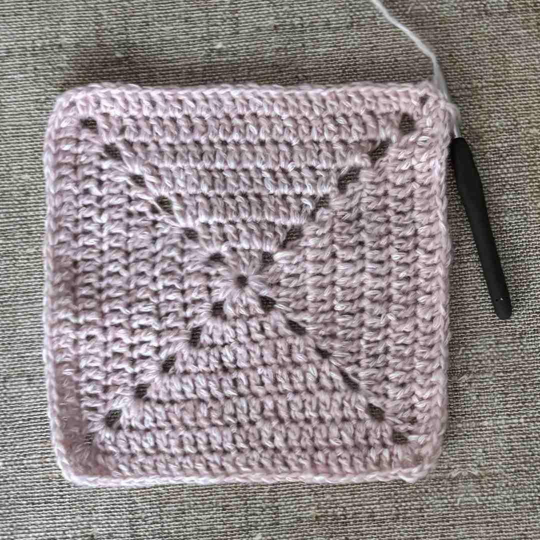 Solid Granny Square Crochet Pattern (13)