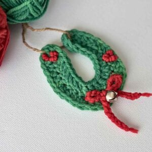 Christmas Horseshoe Wreath Ornament Crochet Pattern easy