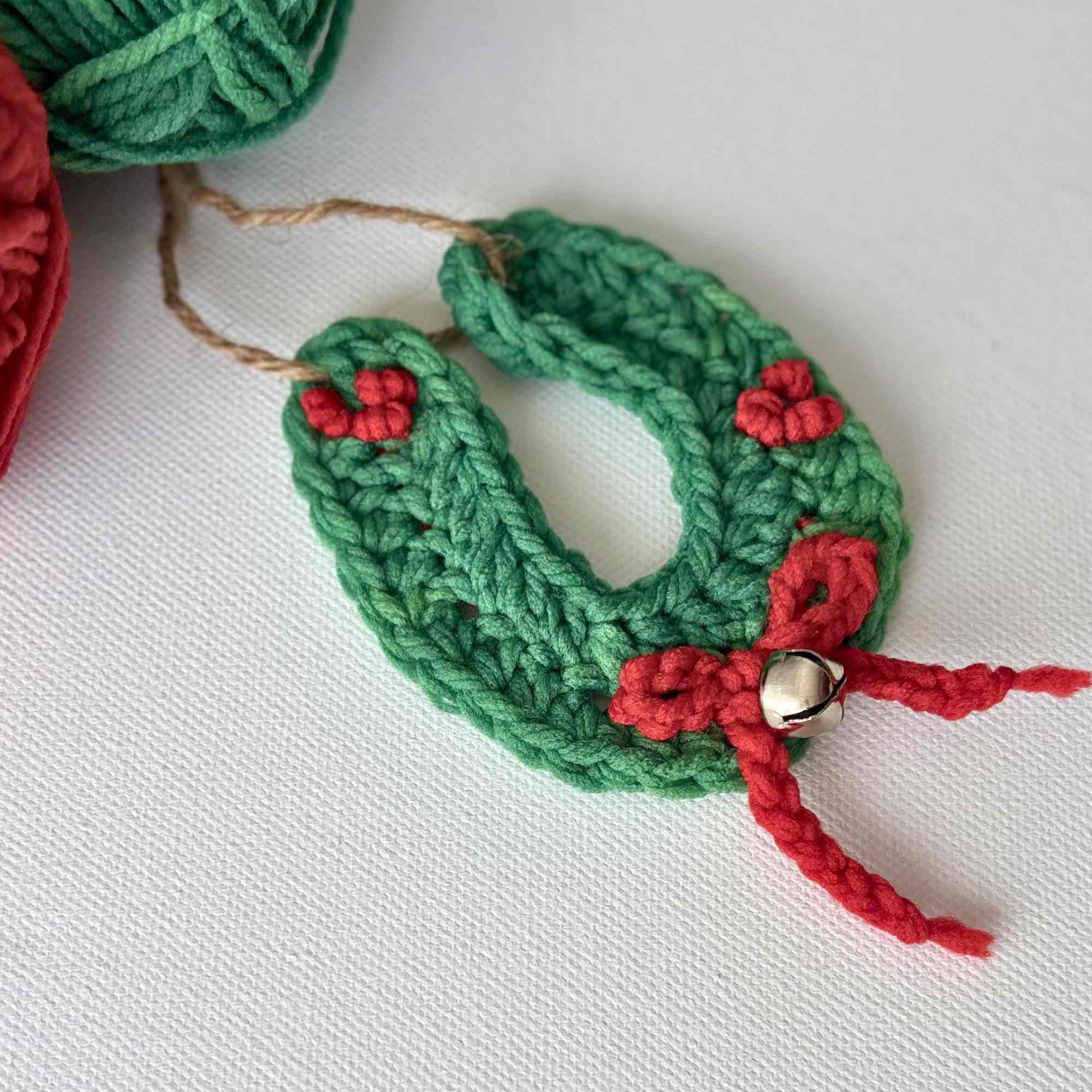 Christmas Horseshoe Wreath Ornament Crochet Pattern easy