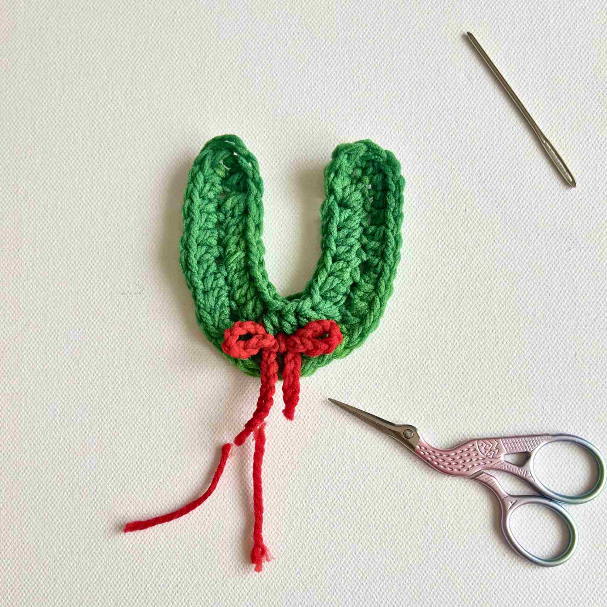 Horseshoe Christmas Ornament crochet pattern (16)
