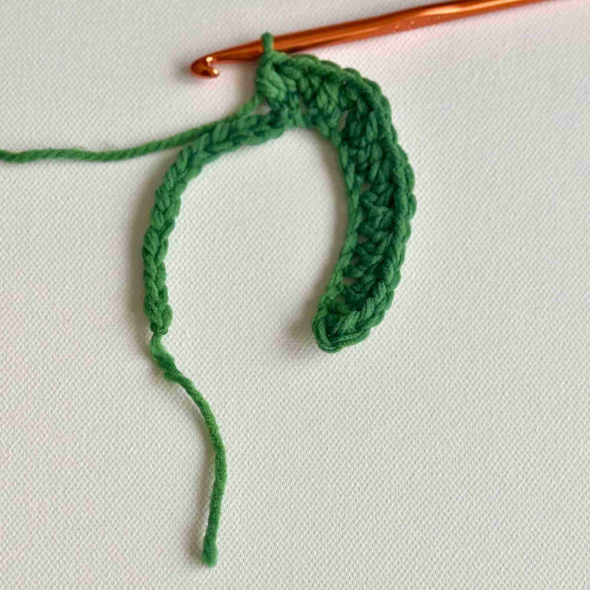 Horseshoe Christmas Ornament crochet pattern (5) Horseshoe Christmas Ornament crochet pattern (5)