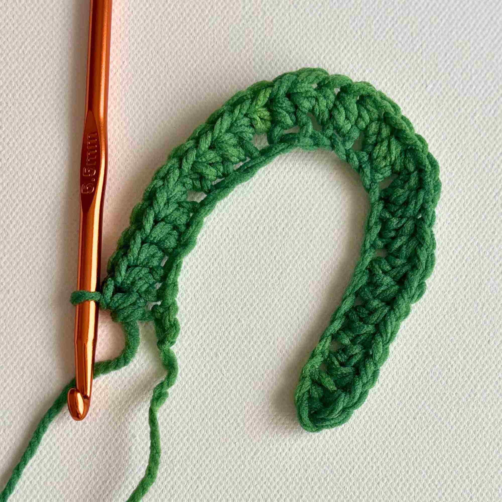 Horseshoe Christmas Ornament crochet pattern (6) Horseshoe Christmas Ornament crochet pattern (6)