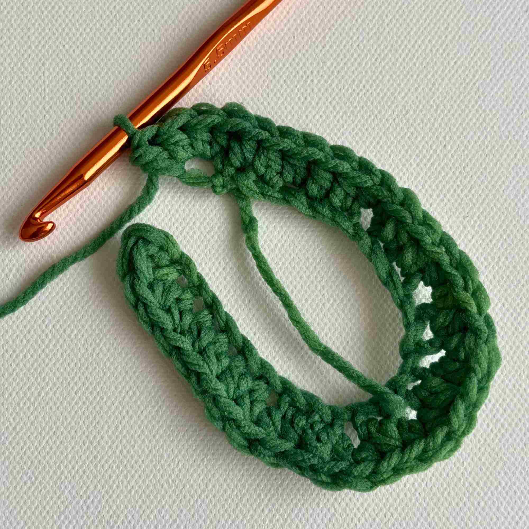 Horseshoe Christmas Ornament crochet pattern (7) Horseshoe Christmas Ornament crochet pattern (7)