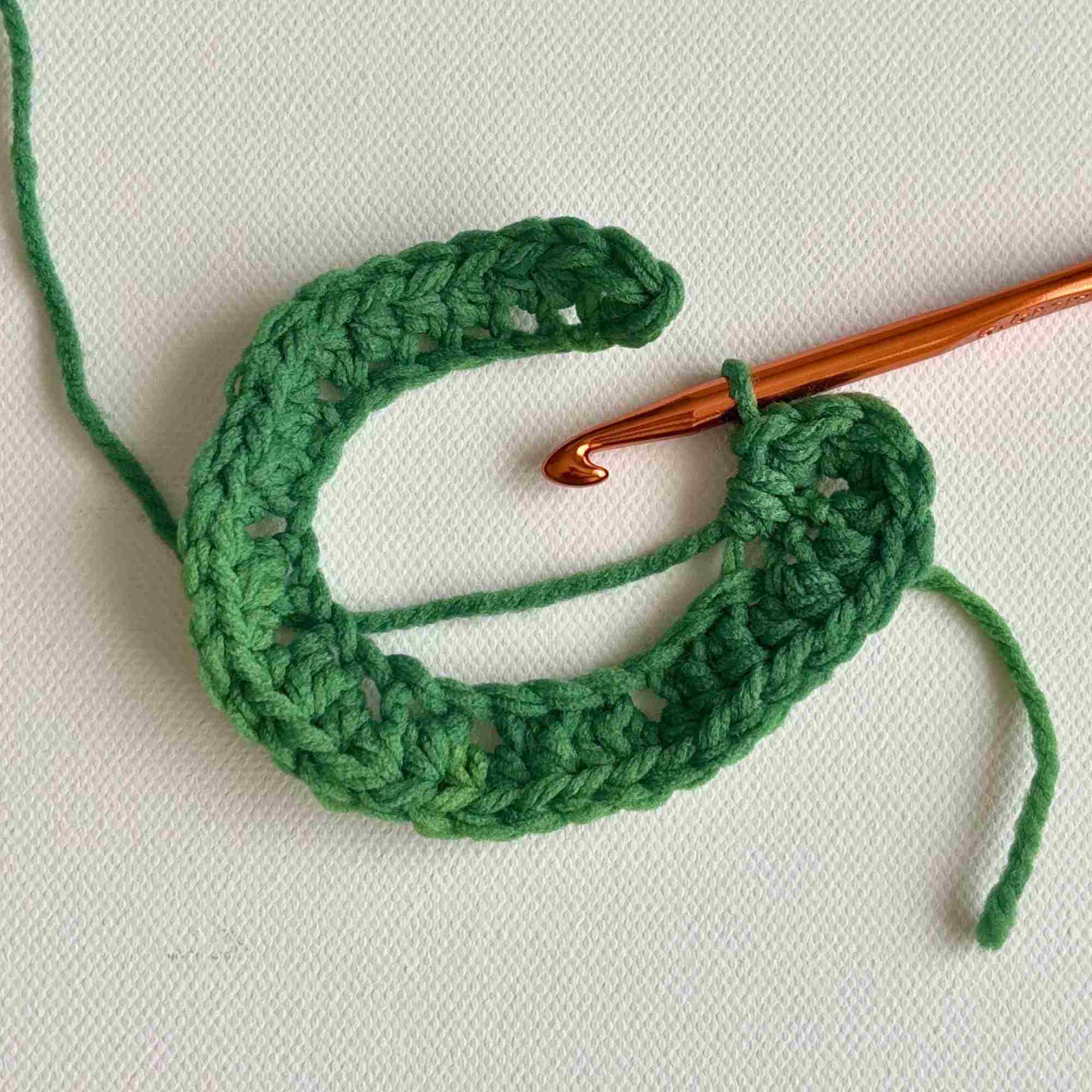 Horseshoe Christmas Ornament crochet pattern (9) Horseshoe Christmas Ornament crochet pattern (9)
